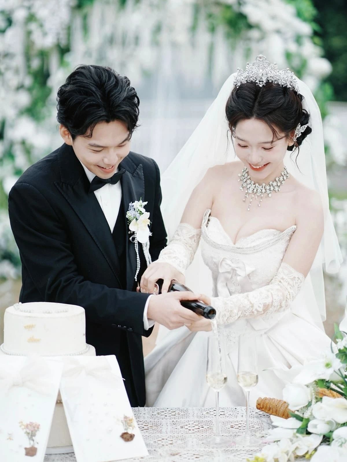 象牙白紙張與花瓣間的婚戒細節